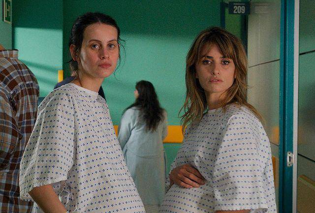Milena Smit y Penélope Cruz