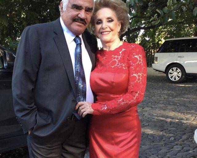 Reaparece Vicente Fernández en su perfil de Instagram junto a Cuquita