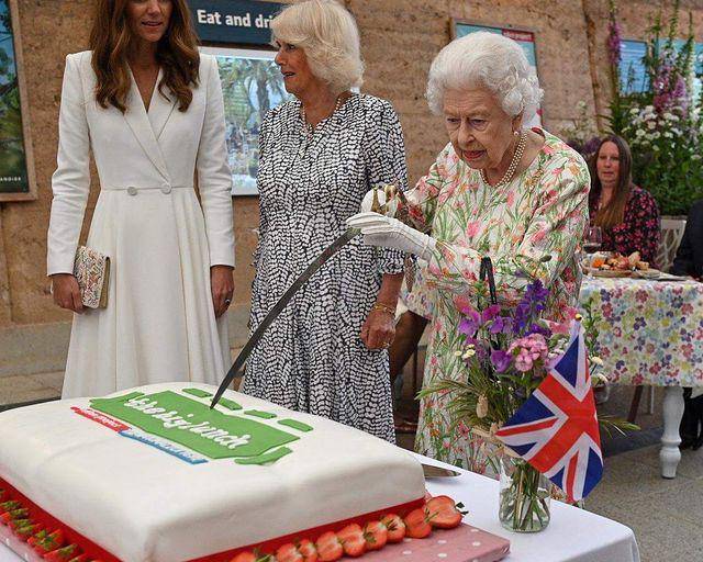 Reina Isabel II corta pastel con espada ceremonial en la cumbre del G7