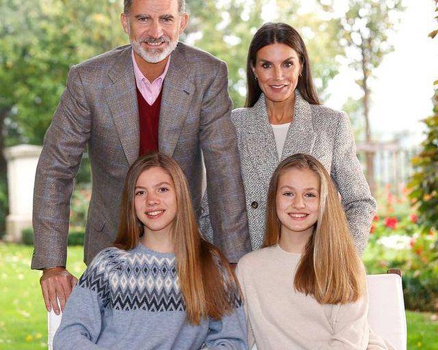 La Familia Real de España felicita la Navidad con una foto inédita tomada en sus jardines