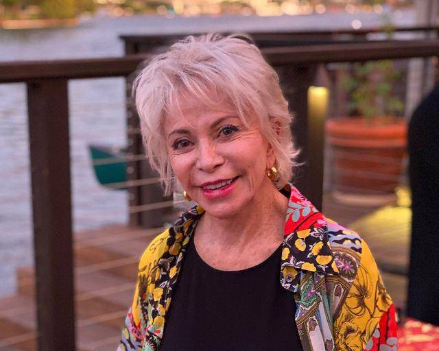 Isabel Allende firma libros a distancia con un brazo robot
