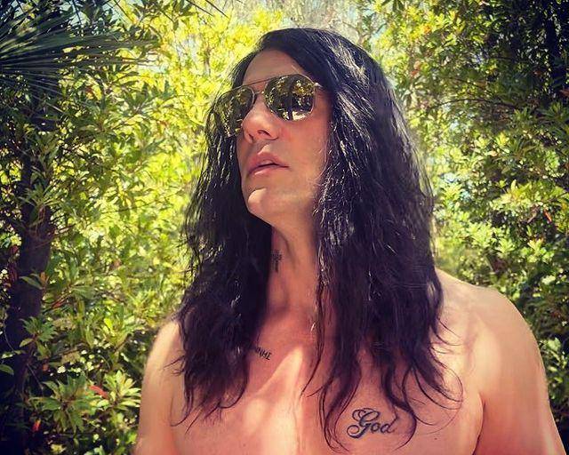 Criss Angel desaparece el tatuaje que se hizo por Belinda
