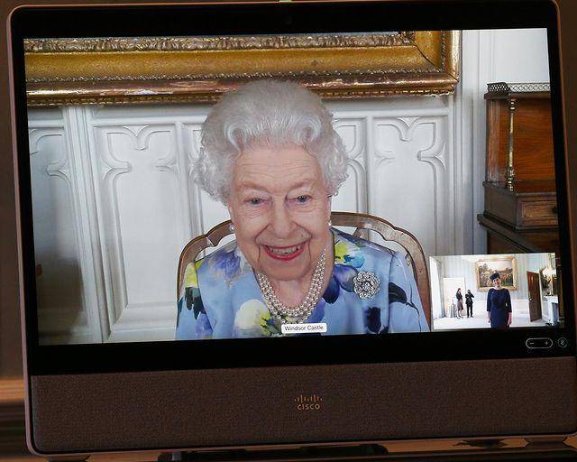 Retoma la Reina Isabel II compromisos públicos tras fallecimiento del príncipe Felipe