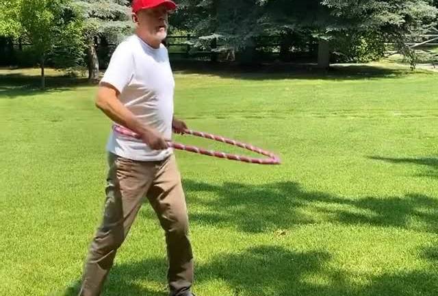Bruce Willis reaparece jugando con un aro hula-hula.