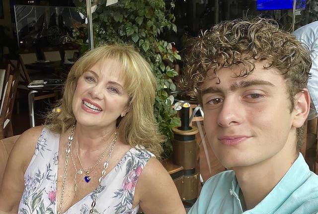 Erika Buenfil y su hijo Nicolás.