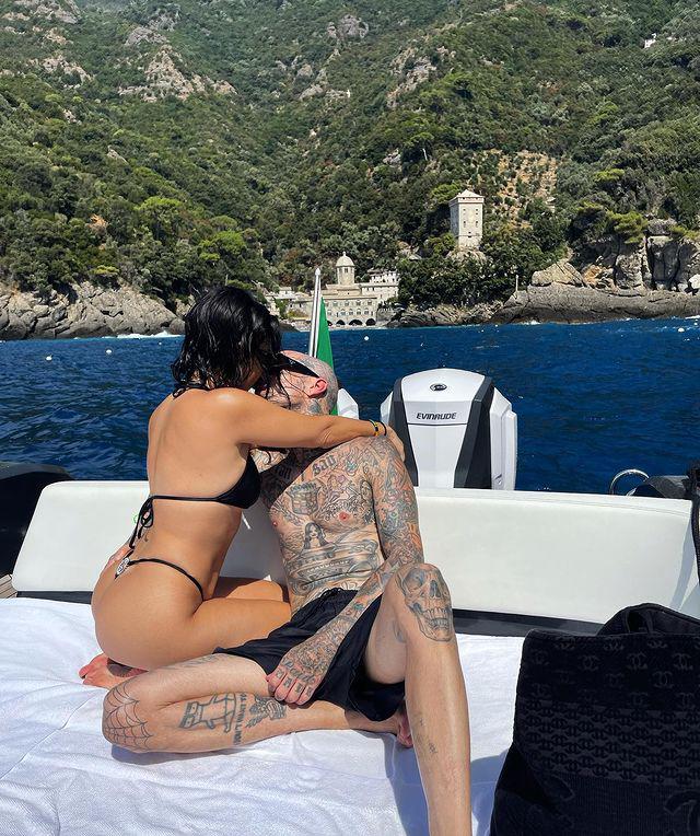 $!Kourtney y Travis durante sus vacaciones en Italia.