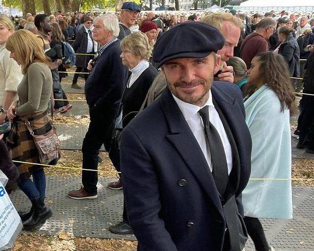 Captan a David Beckham en fila como un ciudadano más para ver el féretro de la Reina Isabel II