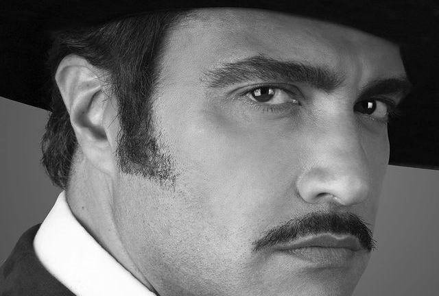 Jaime Camil en su personaje de Vicente Fernández.