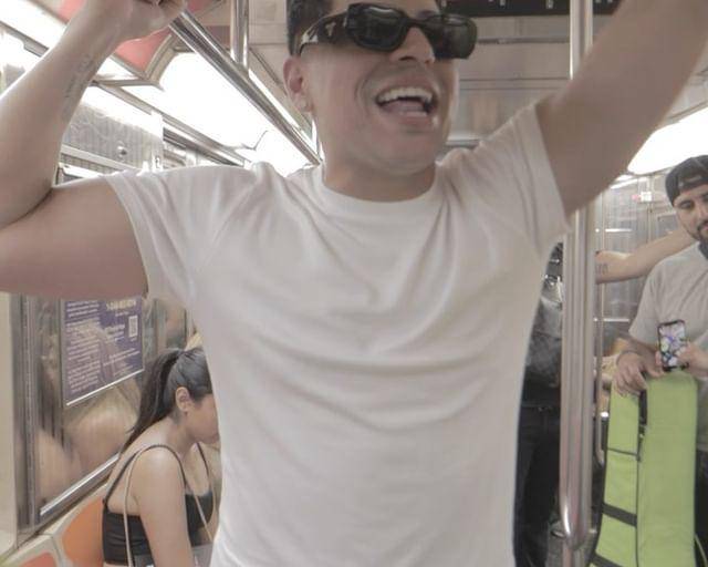 Grupo Firme canta en el Metro de Nueva York