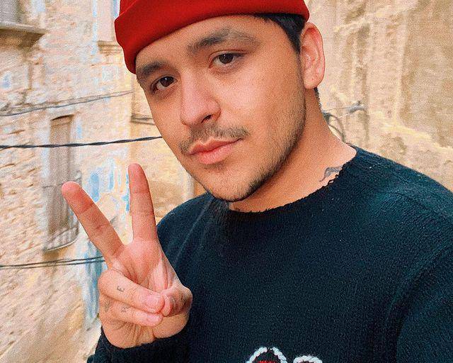 Christian Nodal quiere escuchar historias de desamor