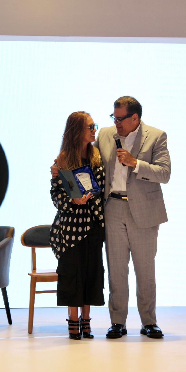$!Roque Mascareño hace entrega del galardón de la filantropía a Yolanda Andrade.