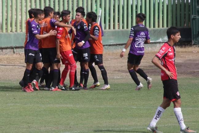 Mazatlán FC Sub 16 celebra uno de sus goles.