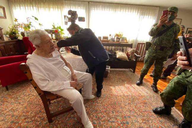 Ignacio López Tarso al recibir la primera dosis de la vacuna contra el Covid-19.