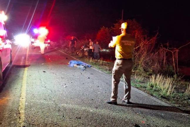 Padre e hijo circulaban en motocicleta cuando chocaron contra un vehículo.