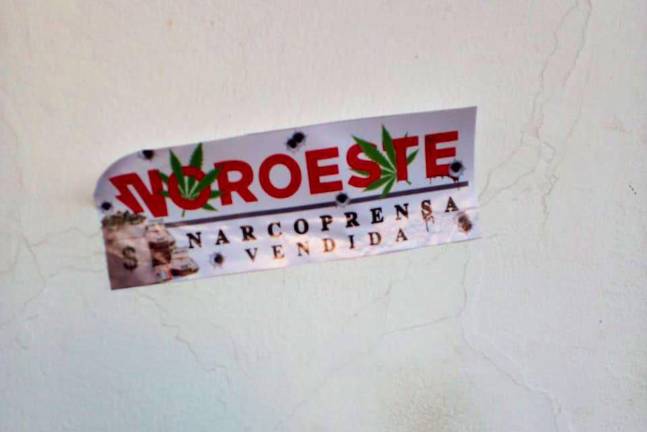 Calcomanías con difamaciones hacia Datemex fueron pegadas en la fachada de su edificio en Culiacán.