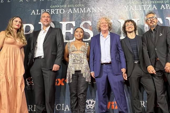 Luis Mandoki acompañado del elenco del filme Presencias, durante la premier de la película.