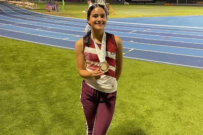 Jenifer Valeria Tirado Chavarín, con su nueva medalla en los Nacionales Conade.
