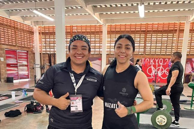 La halterista mazatleca Karla Partida (der.) y su entrenadora Maytia Millán.