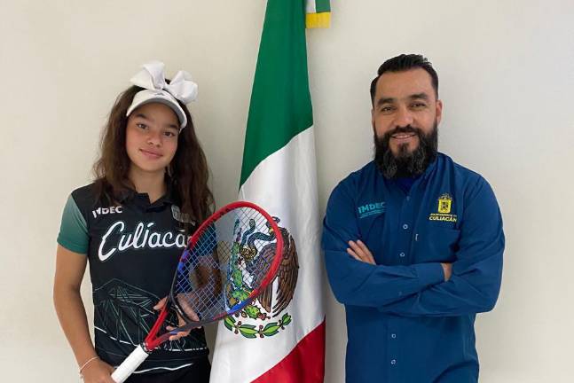 La tenista Monserrat Montaño Vaal es recibida por el director del Imdec, José Alberto Beltrán Figueroa.