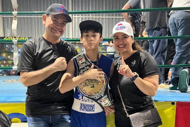 Julián Ernesto “Pajarito Sánchez Izarras, junto a sus padres, en el Torneo José “Loco” Becerra.