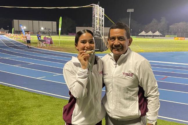 Jenifer Valeria Tirado presume su medalla junto a su entrenador Juan Manuel Viera.