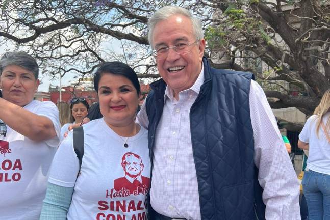Rubén Rocha Moya y simpatizantes con camisetas con camisetas con la leyenda “Sinaloa con AMLO” se encuentran en la concentración de este sábado en la CDMX.