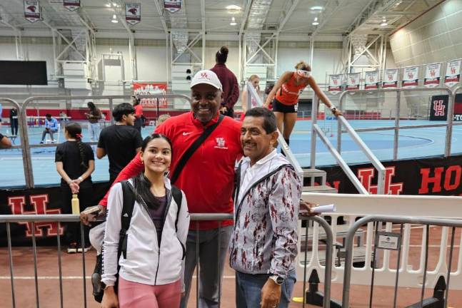 Jennifer Tirado y Juan Manuel Viera posan junto a la leyenda del atletismo, Carl Lewis (centro).