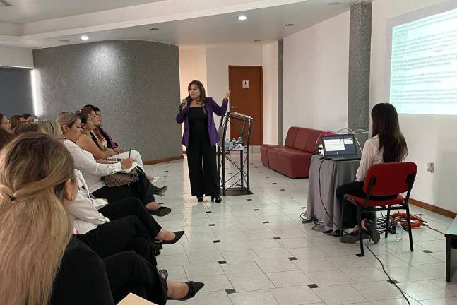 La Psicoterapeuta Rosario Cristerna Hernández presentó la conferencia: “Empoderamiento Femenino en la Actualidad”.