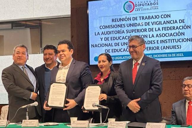 Jesús Enrique Sánchez, director de Vinculación y Relaciones Internacionales de la UAS, entregó los estados financieros auditados del ejercicio fiscal 2022 a la Cámara de Diputados.