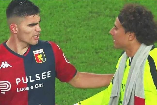 Johan Vásquez saluda a Guillermo Ochoa.