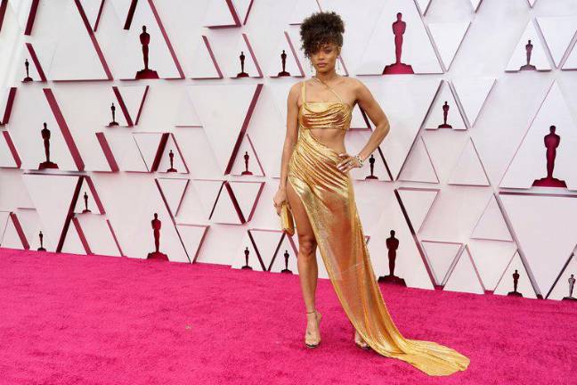 Andra Day lució un vestido dorado de Vera Wang. Un diseño exclusivo para ella para los Oscars. Un gran tajo y de un solo hombro, Andra deslumbró con el total look metalizado en la tonalidad dorada