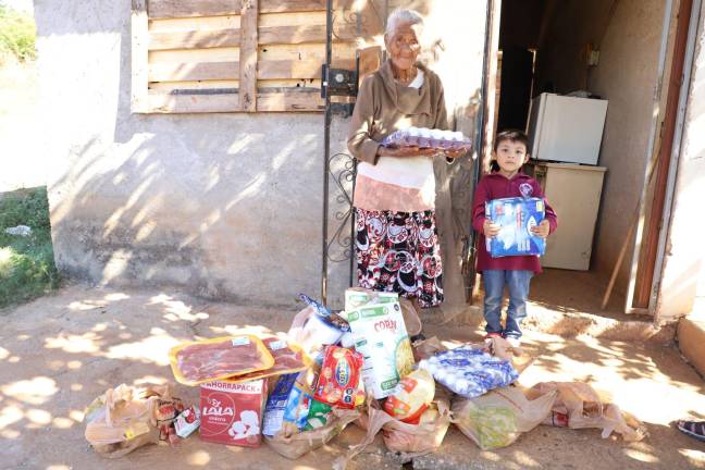 Datemex le entregó a doña Sebastiana, de 92 años, una despensa bien surtida para que tengan una rica cena de Noche Buena ella y su hijo Victoriano de 61 años, quien está postrado en una cama debido a una discapacidad.