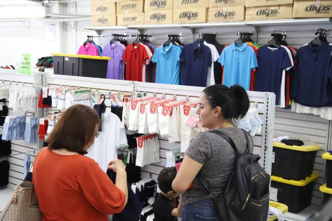 Muchos padres de familia no han podido canjear los uniformes escolares gratuitos.