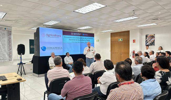 Julio Berdegué, Secretario de Agricultura y Desarrollo Rural, sostuvo un encuentro con personal de la Conapesca en Mazatlán.