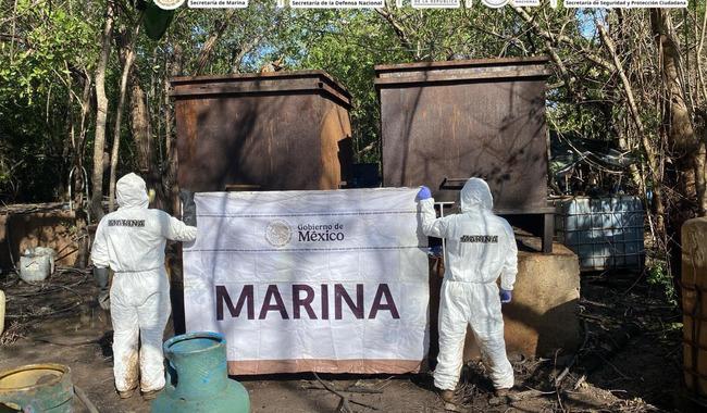 Personal de la Secretaría de Marina en el laboratorio de drogas localizado en San Blas, Nayarit.