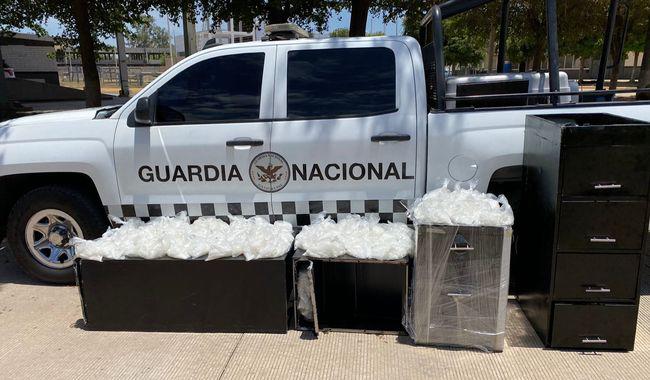 La droga estaba oculta en unos archiveros de madera.