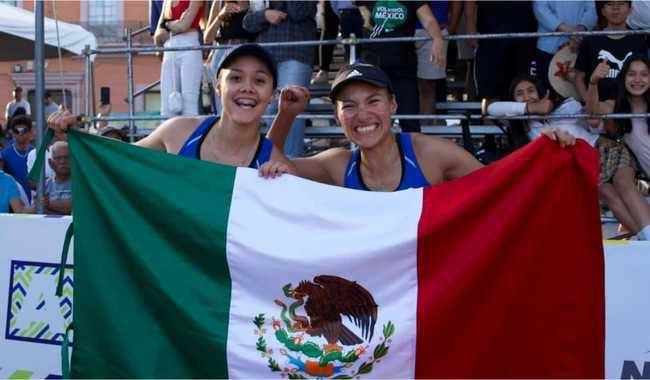 Abril Flores y Atenas Gutiérrez, seleccionadas de voleibol de playa.