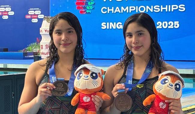 Las clavadistas Lía y Mía Cueva Lobato presumen sus medallas de bronce en el Mundial de Deportes Acuáticos Singapur 2025.