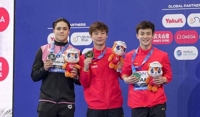 El clavadista Osmar Olvera recibe su medalla de plata en trampolín 1m, en el Mundial Singapur 2025.
