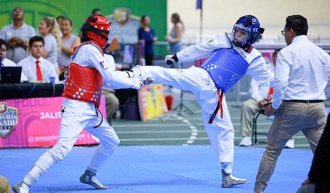 Deportistas de taekwondo durante una competencia nacional.