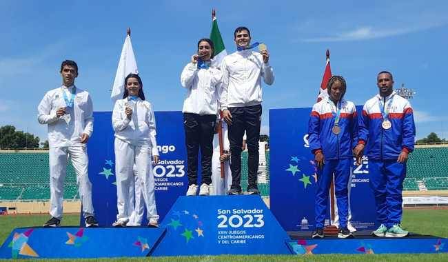La dupla mixta de México, en lo más alto del podio del pentatlón moderno mixto.