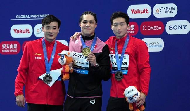 El clavadista mexicano Osmar Olvera muestra con orgullo su medalla de oro del Mundial de Deportes Acuáticos Singapur 2025.