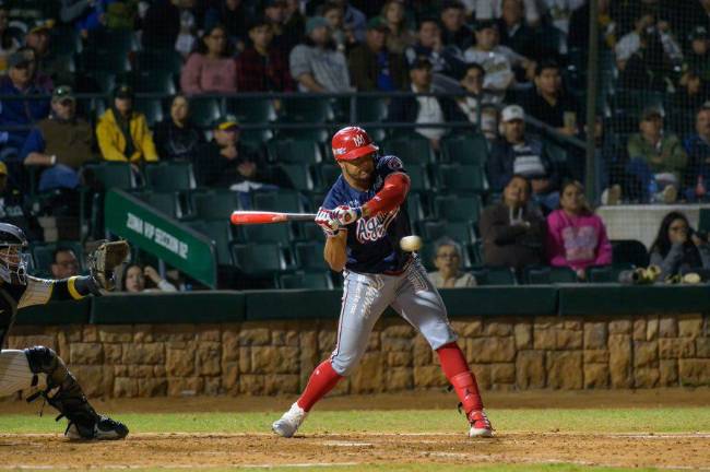 Reynaldo Rodríguez al bat.