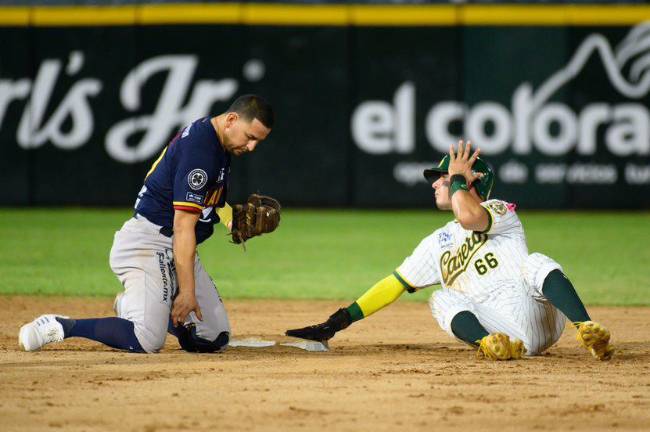 Édgar Robles se roba segunda.