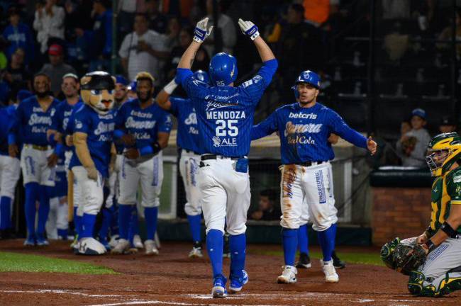 Víctor Mendoza conecta dos cuadrangulares por Yaquis.