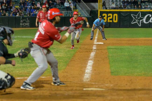 Christopher Escárrega ejecuta el squeeze play.