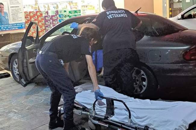 Paramédicos de Bomberos Veteranos apoyan a una joven madre que dio a luz en el asiento trasero de un vehículo.