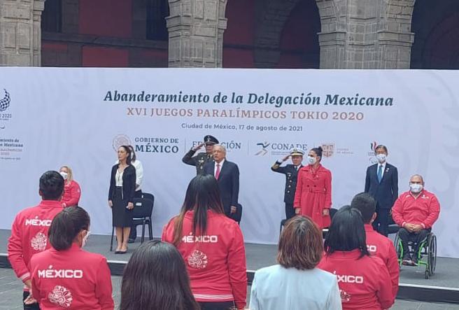 $!Mazatleca Rosa María Guerrero da mensaje durante abanderamiento de delegación paralímpica mexicana