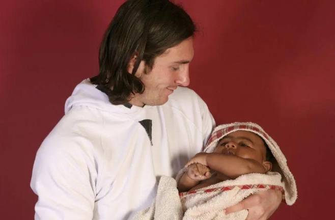 Lionel Messi carga a Lamine Yamal.