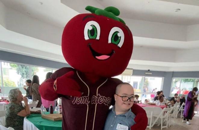 Tommy Tomate convive con los pequeños.
